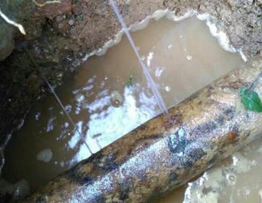 左贡楼顶渗水维修公司分享下地暖漏水的原因及检测方法。